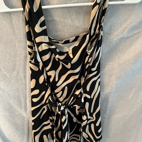 Great little Poly / Spandex top.  Tie in front or back. - Picture 2 of 3